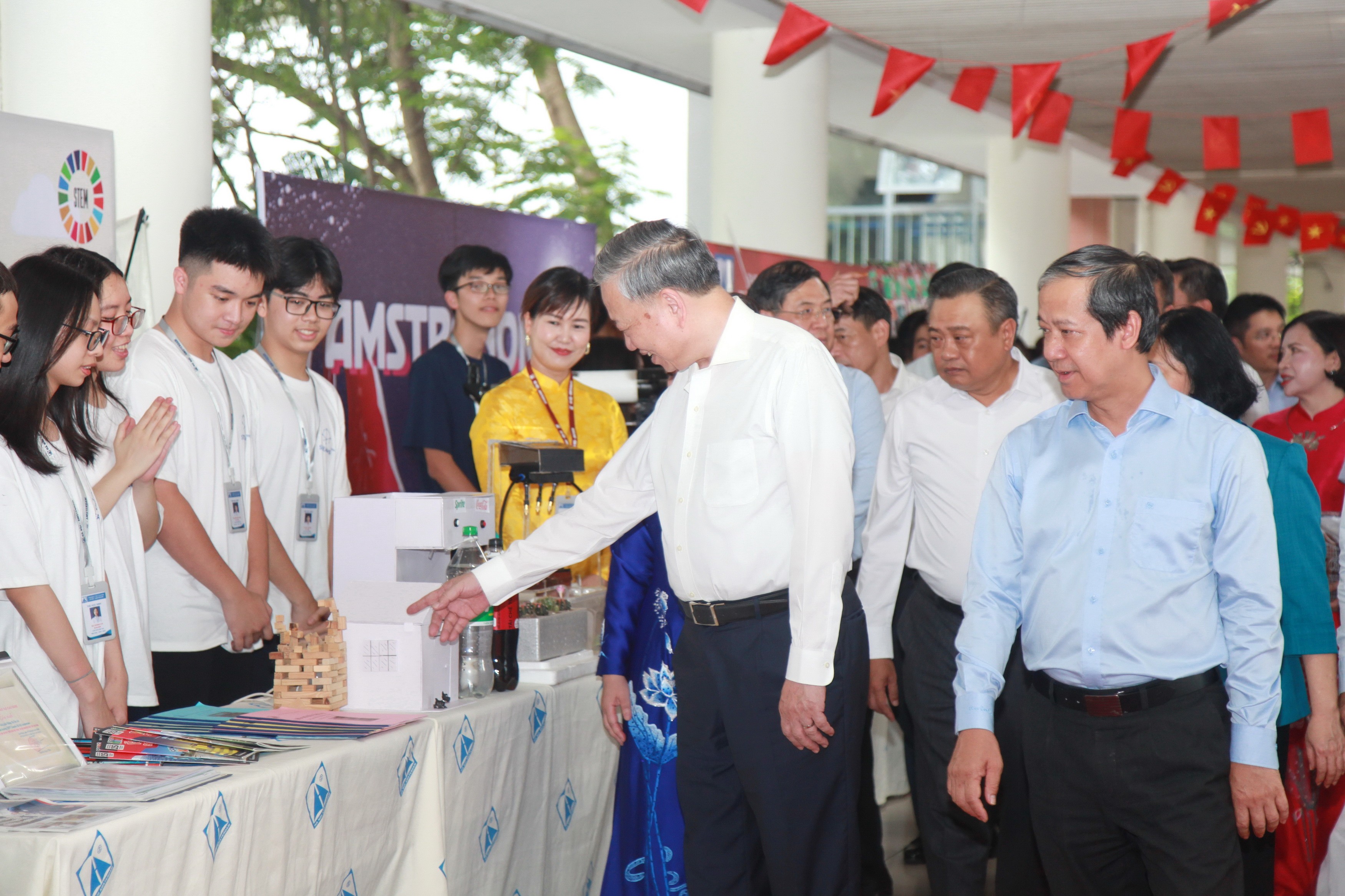 Tổng Bí thư trò chuyện cùng các em học sinh. img-0281.jpg