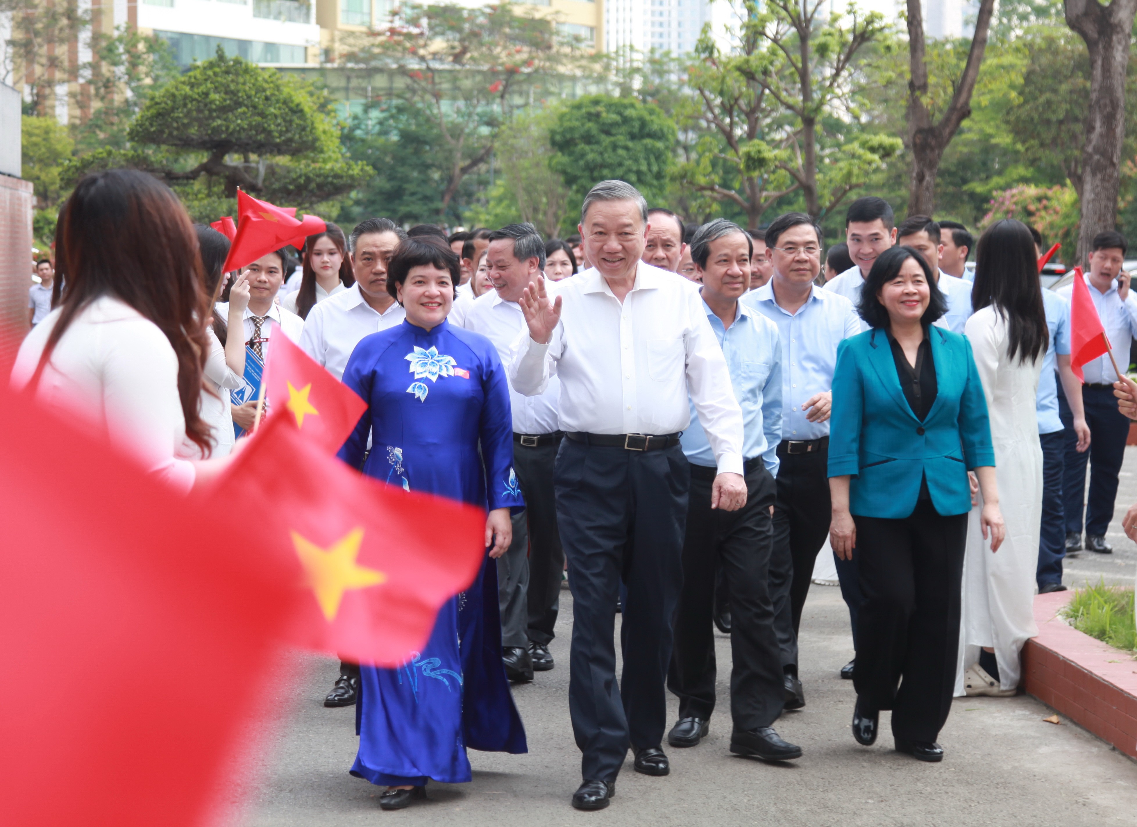 Học sinh Trường THPT chuyên Hà Nội - Amstredam đón chào Tổng Bí thư. img-0081.jpg