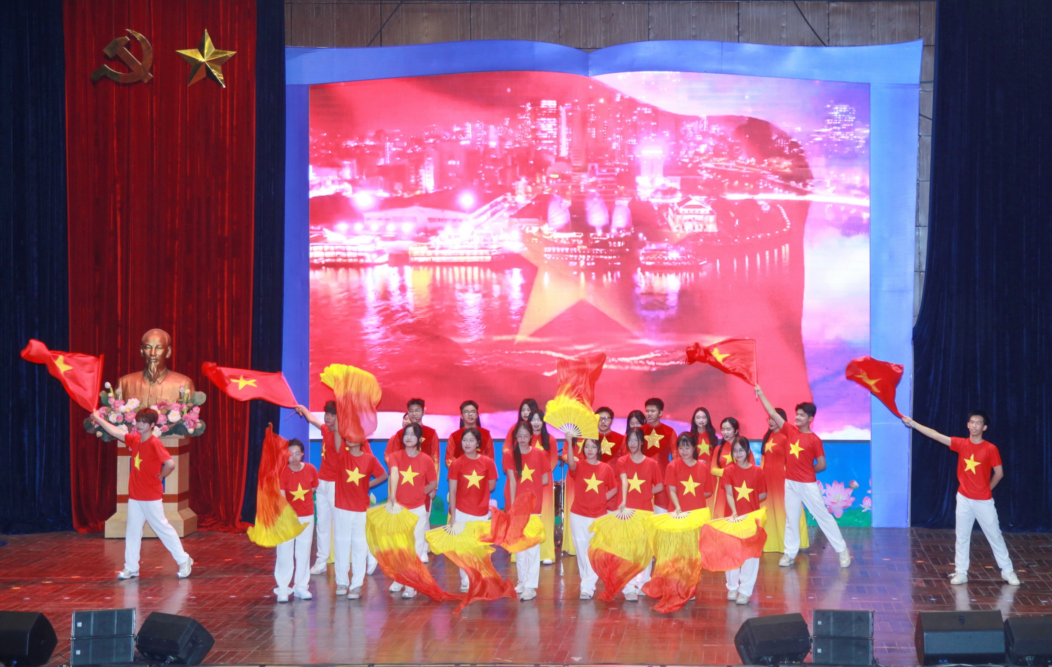 Tiết mục văn nghệ chào mừng của Đoàn Thanh niên nhà trường. img-0153.jpg