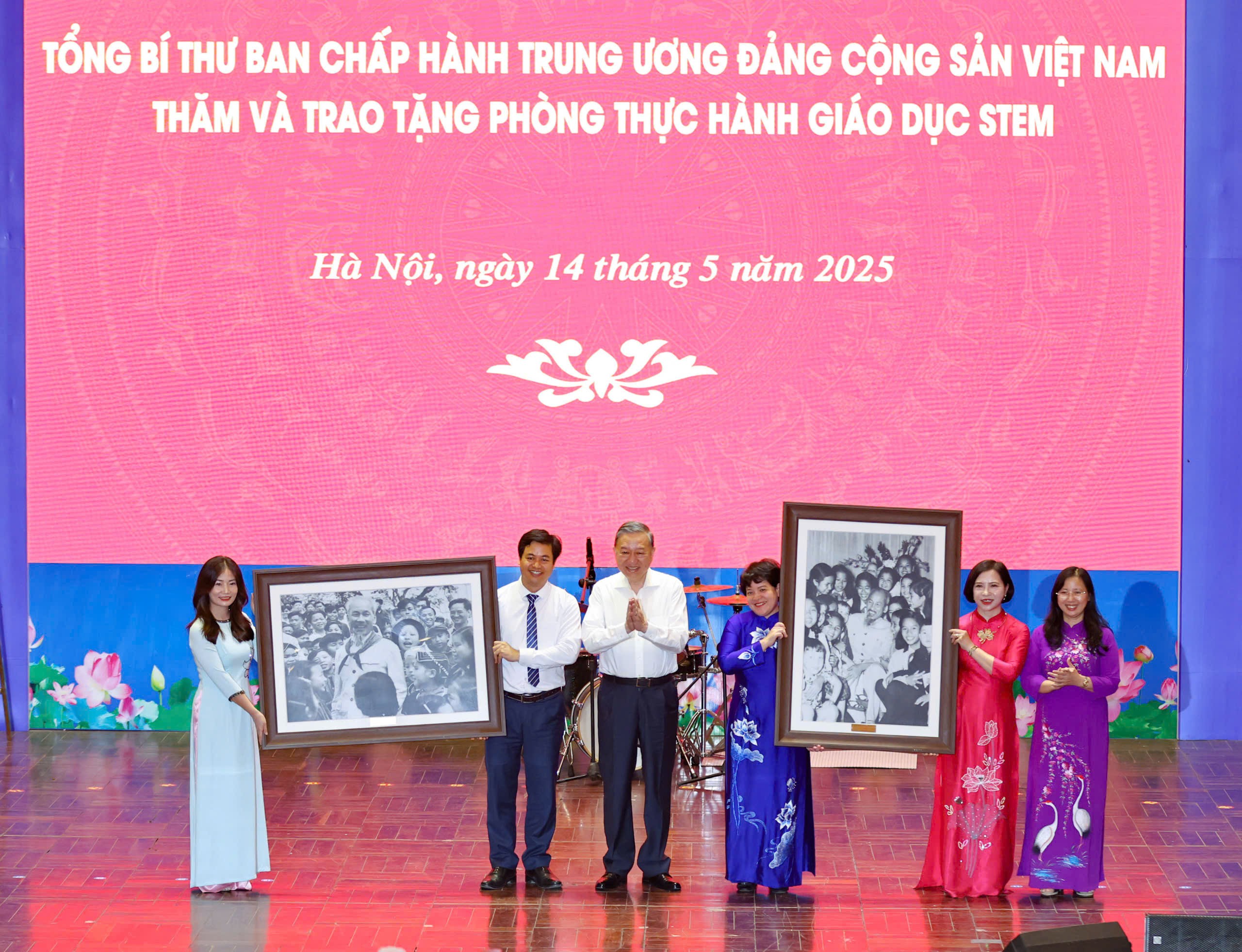 Tổng Bí thư Tô Lâm tặng quà cho các nhà trường. tang-qua.jpg