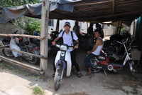 Nhà xe để hoang, học sinh chen chúc gửi xe vào nhà dân ảnh 4