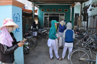 Nhà xe để hoang, học sinh chen chúc gửi xe vào nhà dân ảnh 3