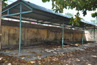 Nhà xe để hoang, học sinh chen chúc gửi xe vào nhà dân ảnh 2