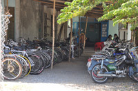 Nhà xe để hoang, học sinh chen chúc gửi xe vào nhà dân ảnh 6