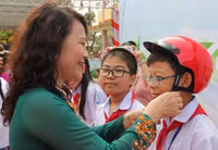 Quảng Bình: Tặng 2000 mũ bảo hiểm cho học sinh ảnh 3