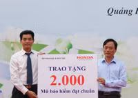 Quảng Bình: Tặng 2000 mũ bảo hiểm cho học sinh ảnh 2