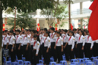 GS.TS Nguyễn Thiện Nhân đeo khăn quàng đỏ, phỏng vấn học sinh trong ngày khai giảng ảnh 5