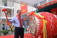 GS.TS Nguyễn Thiện Nhân đeo khăn quàng đỏ, phỏng vấn học sinh trong ngày khai giảng ảnh 3