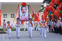 GS.TS Nguyễn Thiện Nhân đeo khăn quàng đỏ, phỏng vấn học sinh trong ngày khai giảng ảnh 1