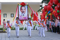 GS.TS Nguyễn Thiện Nhân đeo khăn quàng đỏ, phỏng vấn học sinh trong ngày khai giảng ảnh 1