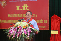 GS.TS Nguyễn Thiện Nhân đeo khăn quàng đỏ, phỏng vấn học sinh trong ngày khai giảng ảnh 2