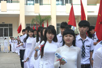 Áo trắng, cờ hoa rợp sân trường ảnh 1