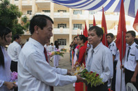 Áo trắng, cờ hoa rợp sân trường ảnh 3