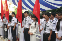 Áo trắng, cờ hoa rợp sân trường ảnh 2