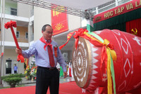 GS.TS Nguyễn Thiện Nhân đeo khăn quàng đỏ, phỏng vấn học sinh trong ngày khai giảng ảnh 3