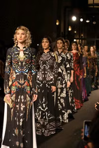 Đỗ Trịnh Hoài Nam được bình chọn là nhà thiết kế áo dài của năm ảnh 1