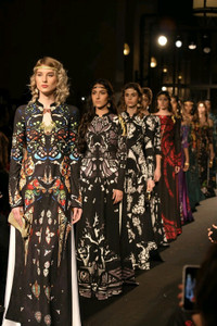 Đỗ Trịnh Hoài Nam được bình chọn là nhà thiết kế áo dài của năm ảnh 1 Đỗ Trịnh Hoài Nam được bình chọn là nhà thiết kế áo dài của năm ảnh 1