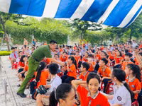 Học sinh Hà Nội thực hành kĩ năng chữa cháy và thoát hiểm khi hỏa hoạn