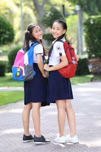 Zoom cận cảnh dây đeo đa năng đang làm mưa làm gió trên những chiếc cặp của giới học trò ảnh 3