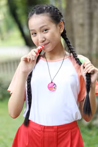 Zoom cận cảnh dây đeo đa năng đang làm mưa làm gió trên những chiếc cặp của giới học trò ảnh 1