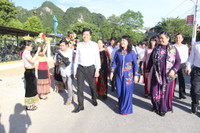 Phó Chủ tịch Quốc Hội Tòng Thị Phóng dự lễ khai giảng tại trường THPT Con Cuông- Nghệ An ảnh 4 Phó Chủ tịch Quốc Hội Tòng Thị Phóng dự lễ khai giảng tại trường THPT Con Cuông- Nghệ An ảnh 4