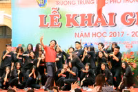 Thầy hiệu trưởng luôn biến lễ khai giảng thành ngày hội ảnh 6 Thầy hiệu trưởng luôn biến lễ khai giảng thành ngày hội ảnh 6