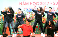 Thầy hiệu trưởng luôn biến lễ khai giảng thành ngày hội ảnh 5 Thầy hiệu trưởng luôn biến lễ khai giảng thành ngày hội ảnh 5