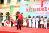 Thầy hiệu trưởng luôn biến lễ khai giảng thành ngày hội ảnh 1 Thầy hiệu trưởng luôn biến lễ khai giảng thành ngày hội ảnh 1