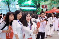 Muôn kiểu chụp ảnh của học sinh trong ngày khai giảng ảnh 8