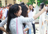 Muôn kiểu chụp ảnh của học sinh trong ngày khai giảng ảnh 6