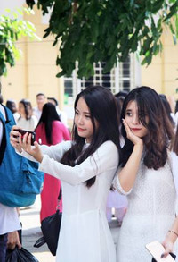 Muôn kiểu chụp ảnh của học sinh trong ngày khai giảng ảnh 2