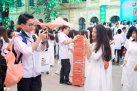 Muôn kiểu chụp ảnh của học sinh trong ngày khai giảng ảnh 7