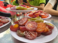 Học sinh thích thú trải nghiệm làm bánh truyền thống ở làng du lịch