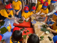 Học sinh thích thú trải nghiệm làm bánh truyền thống ở làng du lịch