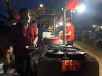 Học sinh thích thú trải nghiệm làm bánh truyền thống ở làng du lịch