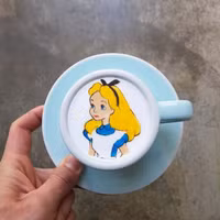 Ngỡ ngàng ngắm những kiệt tác nghệ thuật trên bề mặt tách cà phê ảnh 7