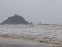 Nghệ An: Bão số 10 tiến sát, mưa to gió lớn và biển động dữ dội ảnh 2 Nghệ An: Bão số 10 tiến sát, mưa to gió lớn và biển động dữ dội ảnh 2