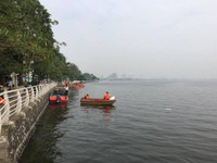 Trường học ven hồ Tây khắc phục mùi cá chết ảnh 1