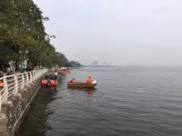 Trường học ven hồ Tây khắc phục mùi cá chết ảnh 1