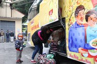 Các nữ công nhân xúc động về quê ăn Tết ảnh 11