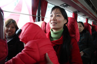 Các nữ công nhân xúc động về quê ăn Tết ảnh 3