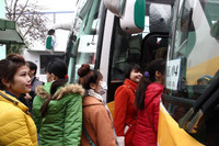 Các nữ công nhân xúc động về quê ăn Tết ảnh 1