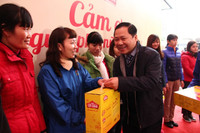 Các nữ công nhân xúc động về quê ăn Tết ảnh 7