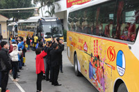 Các nữ công nhân xúc động về quê ăn Tết ảnh 5