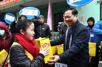 Các nữ công nhân xúc động về quê ăn Tết ảnh 14