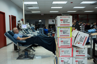 Hàng nghìn người chờ hiến máu cứu nạn nhân vụ xả súng Las Vegas ảnh 10 Hàng nghìn người chờ hiến máu cứu nạn nhân vụ xả súng Las Vegas ảnh 10