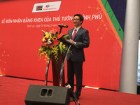 Phó Thủ tướng Vũ Đức Đam trò chuyện với sinh viên Trường ĐH FPT ảnh 1