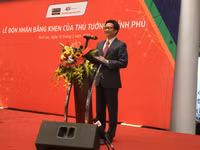 Phó Thủ tướng Vũ Đức Đam trò chuyện với sinh viên Trường ĐH FPT ảnh 1