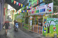 Trường học xuống cấp, nhân viên làm việc dưới gầm cầu thang ảnh 2