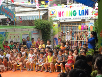 Trường học xuống cấp, nhân viên làm việc dưới gầm cầu thang ảnh 7